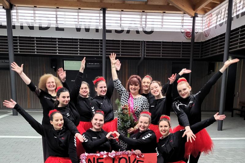 Susanne mit Tanzgruppe Temptation nach ihrem Auftritt