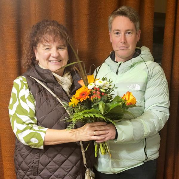 Vorsitzende Susanne Weiser gratuliert Sabine Schnurrer zum Sepp-Simon-Preis
