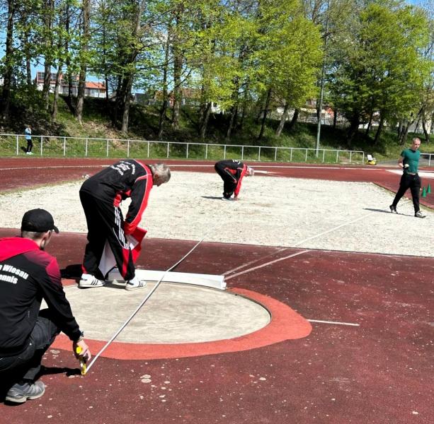 Helfer der Sparte Tischtennis als Kampfrichter beim Kugelstoß