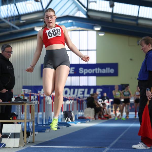 Valentina Bauer beim Weitsprung