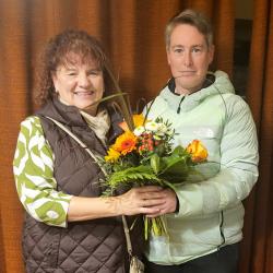 Vorsitzende Susanne Weiser gratuliert Sabine Schnurrer zum Sepp-Simon-Preis
